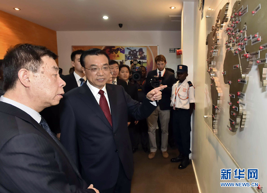 5月11日，中國(guó)國(guó)務(wù)院總理李克強(qiáng)在肯尼亞首都內(nèi)羅畢看望并慰問中央電視臺(tái)非洲分臺(tái)員工。 新華社記者 李濤 攝 