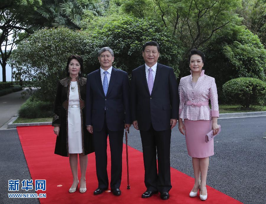 會談前，習近平在上海西郊會議中心廣場為阿坦巴耶夫舉行歡迎儀式。新華社記者 蘭紅光 攝 