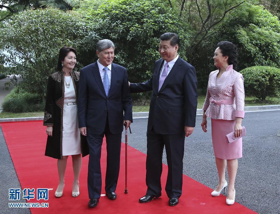 會談前，習近平在上海西郊會議中心廣場為阿坦巴耶夫舉行歡迎儀式。新華社記者 蘭紅光 攝 