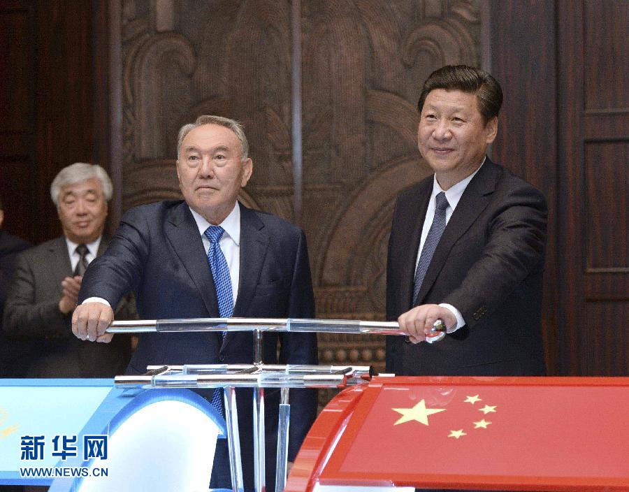 5月19日，國(guó)家主席習(xí)近平在上海同哈薩克斯坦總統(tǒng)納扎爾巴耶夫舉行會(huì)談。這是會(huì)談后，兩國(guó)元首共同出席中哈連云港物流場(chǎng)站項(xiàng)目遠(yuǎn)程投產(chǎn)儀式。新華社記者 馬占成 攝 