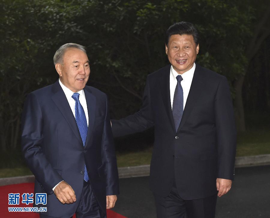  5月19日，中國(guó)國(guó)家主席習(xí)近平在上海同哈薩克斯坦總統(tǒng)納扎爾巴耶夫舉行會(huì)談。這是會(huì)談前，習(xí)近平在上海西郊會(huì)議中心廣場(chǎng)為納扎爾巴耶夫舉行歡迎儀式。新華社記者 馬占成 攝 