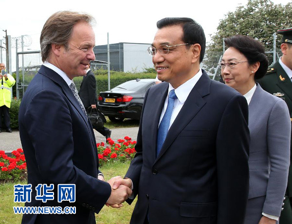 6月16日，應(yīng)英國(guó)首相卡梅倫邀請(qǐng)，國(guó)務(wù)院總理李克強(qiáng)乘專(zhuān)機(jī)抵達(dá)倫敦希思羅機(jī)場(chǎng)，開(kāi)始對(duì)英國(guó)進(jìn)行正式訪問(wèn)。李克強(qiáng)總理夫人程虹同機(jī)抵達(dá)。這是英國(guó)政府高級(jí)官員到機(jī)場(chǎng)迎接李克強(qiáng)總理和夫人。新華社記者 龐興雷 攝