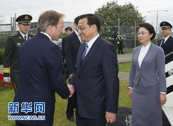 6月16日，應(yīng)英國(guó)首相卡梅倫邀請(qǐng)，國(guó)務(wù)院總理李克強(qiáng)乘專(zhuān)機(jī)抵達(dá)倫敦希思羅機(jī)場(chǎng)，開(kāi)始對(duì)英國(guó)進(jìn)行正式訪問(wèn)。李克強(qiáng)總理夫人程虹同機(jī)抵達(dá)。這是英國(guó)政府高級(jí)官員到機(jī)場(chǎng)迎接李克強(qiáng)總理和夫人。新華社記者 黃敬文 攝