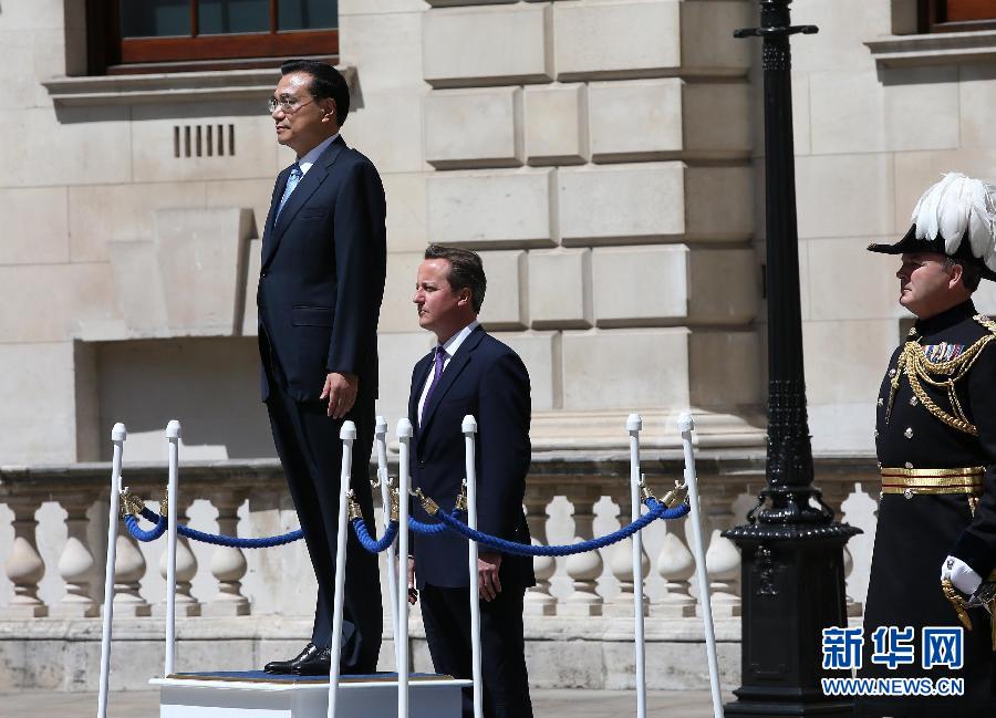 6月17日，中國國務(wù)院總理李克強在倫敦唐寧街10號首相府同英國首相卡梅倫舉行中英總理年度會晤。這是會晤前，卡梅倫為李克強舉行隆重的歡迎儀式。新華社記者 龐興雷 攝 