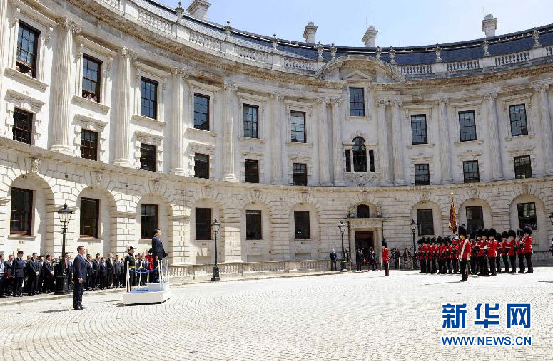 6月17日，中國國務(wù)院總理李克強在倫敦唐寧街10號首相府同英國首相卡梅倫舉行中英總理年度會晤。這是會晤前，卡梅倫為李克強舉行隆重的歡迎儀式。新華社記者 張鐸 攝 