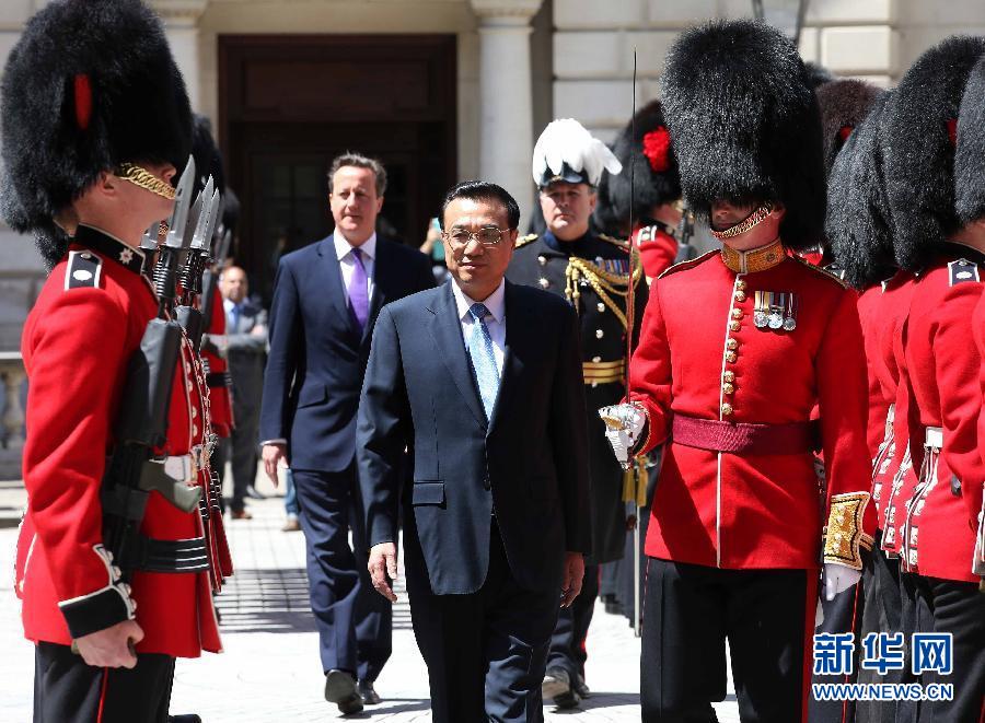 6月17日，中國國務(wù)院總理李克強在倫敦唐寧街10號首相府同英國首相卡梅倫舉行中英總理年度會晤。這是會晤前，卡梅倫為李克強舉行隆重的歡迎儀式。新華社記者 龐興雷 攝  