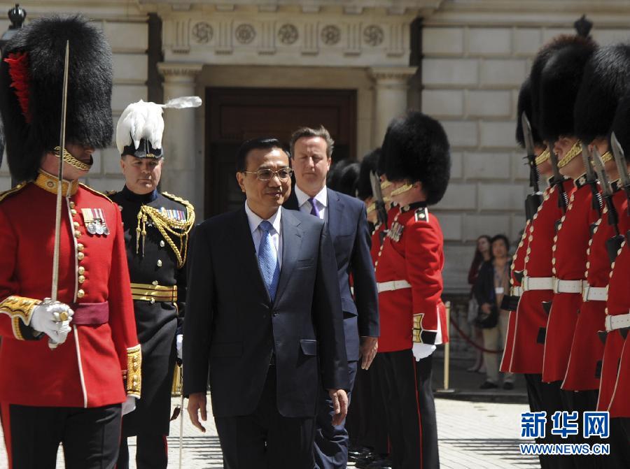 6月17日，中國國務(wù)院總理李克強在倫敦唐寧街10號首相府同英國首相卡梅倫舉行中英總理年度會晤。這是會晤前，卡梅倫為李克強舉行隆重的歡迎儀式。新華社記者 張鐸 攝  