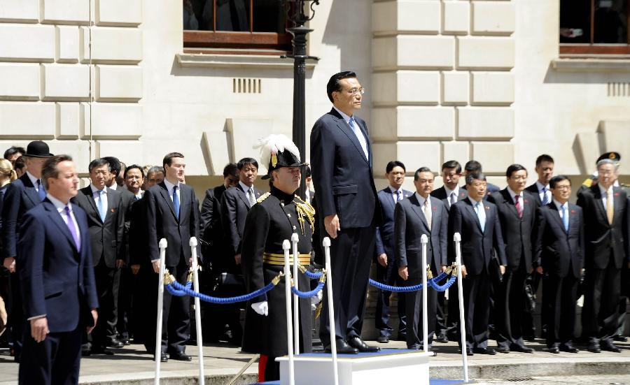 6月17日，中國國務(wù)院總理李克強在倫敦唐寧街10號首相府同英國首相卡梅倫舉行中英總理年度會晤。這是會晤前，卡梅倫為李克強舉行隆重的歡迎儀式。新華社記者 張鐸 攝 