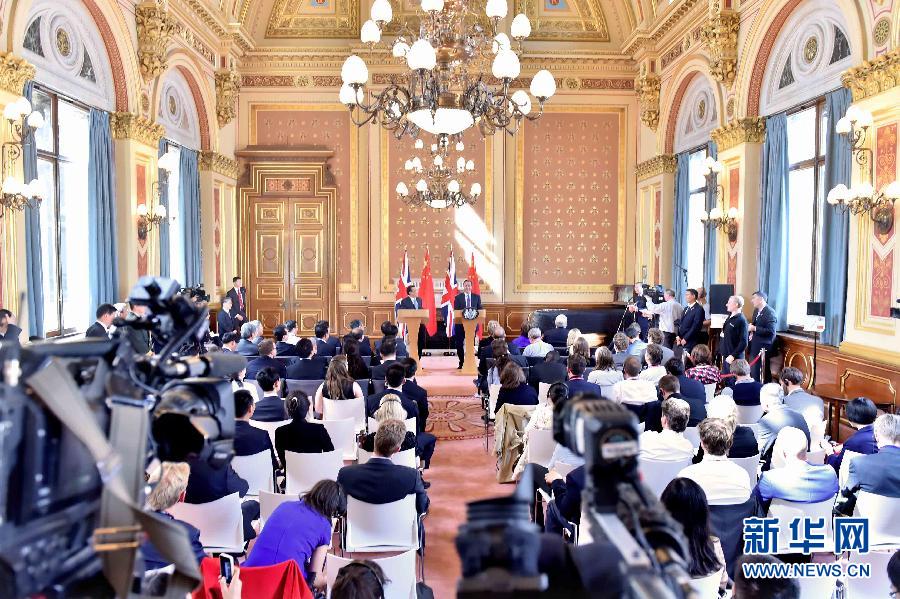 6月17日，中國國務院總理李克強同英國首相卡梅倫在倫敦舉行中英總理年度會晤后共同會見記者。新華社記者 李濤 攝