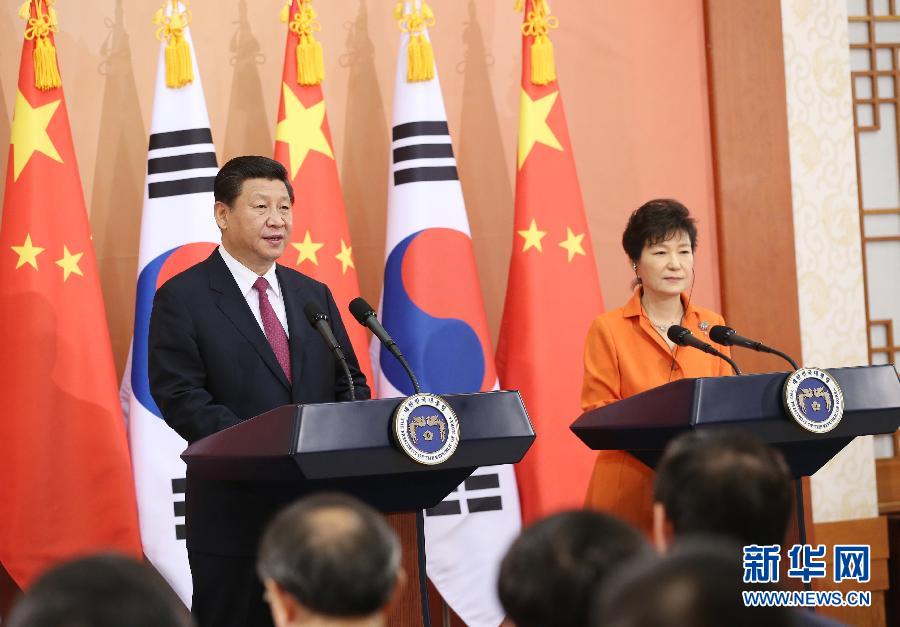 7月3日，國(guó)家主席習(xí)近平在首爾同韓國(guó)總統(tǒng)樸槿惠舉行會(huì)談。會(huì)談后，兩國(guó)元首共同會(huì)見(jiàn)記者。 新華社記者姚大偉攝
