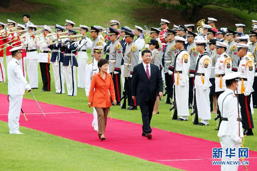7月3日，國(guó)家主席習(xí)近平在首爾同韓國(guó)總統(tǒng)樸槿惠舉行會(huì)談。會(huì)談前，樸槿惠在青瓦臺(tái)總統(tǒng)府為習(xí)近平舉行隆重歡迎儀式。 新華社記者姚大偉攝