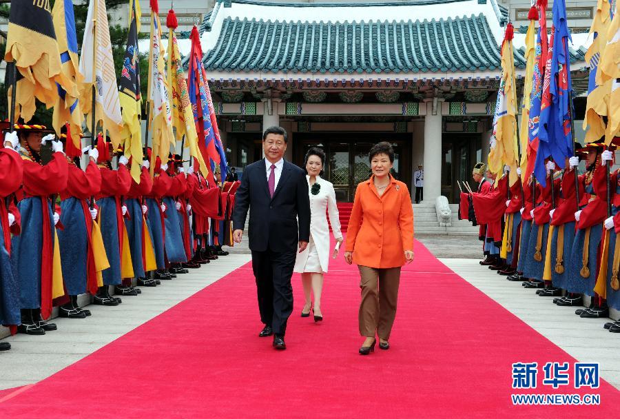 7月3日，國(guó)家主席習(xí)近平在首爾同韓國(guó)總統(tǒng)樸槿惠舉行會(huì)談。會(huì)談前，樸槿惠在青瓦臺(tái)總統(tǒng)府為習(xí)近平舉行隆重歡迎儀式。 新華社記者饒愛(ài)民攝 