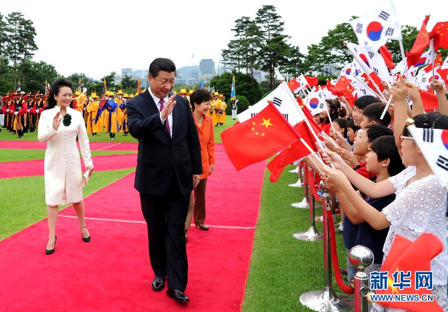 7月3日，國(guó)家主席習(xí)近平在首爾同韓國(guó)總統(tǒng)樸槿惠舉行會(huì)談。會(huì)談前，樸槿惠在青瓦臺(tái)總統(tǒng)府為習(xí)近平舉行隆重歡迎儀式。 新華社記者饒愛(ài)民攝 
