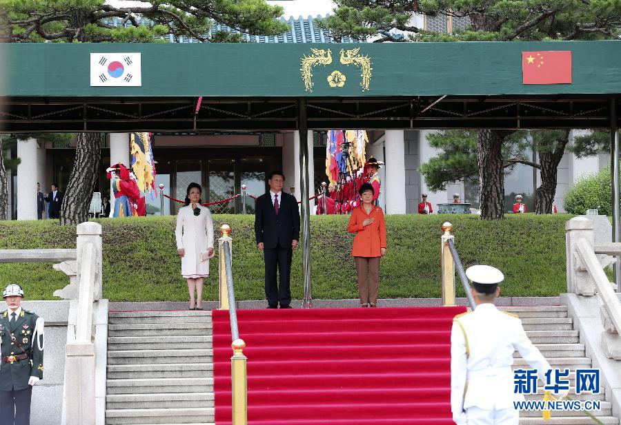 7月3日，國(guó)家主席習(xí)近平在首爾同韓國(guó)總統(tǒng)樸槿惠舉行會(huì)談。會(huì)談前，樸槿惠在青瓦臺(tái)總統(tǒng)府為習(xí)近平舉行隆重歡迎儀式。 新華社記者丁林?jǐn)z 
