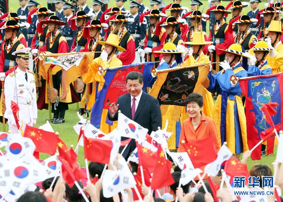 7月3日，國(guó)家主席習(xí)近平在首爾同韓國(guó)總統(tǒng)樸槿惠舉行會(huì)談。會(huì)談前，樸槿惠在青瓦臺(tái)總統(tǒng)府為習(xí)近平舉行隆重歡迎儀式。 新華社記者姚大偉攝 