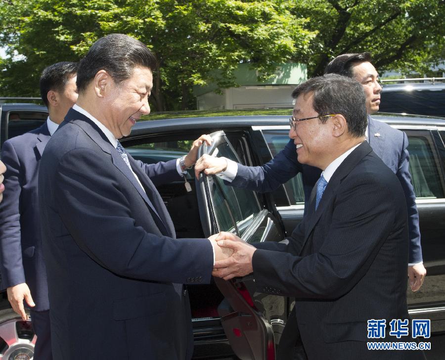 7月4日，國家主席習近平在韓國國立首爾大學發(fā)表題為《共創(chuàng)中韓合作未來　同襄亞洲振興繁榮》的重要演講。這是首爾大學校長吳然天迎接習近平主席。新華社記者 謝環(huán)馳 攝 
