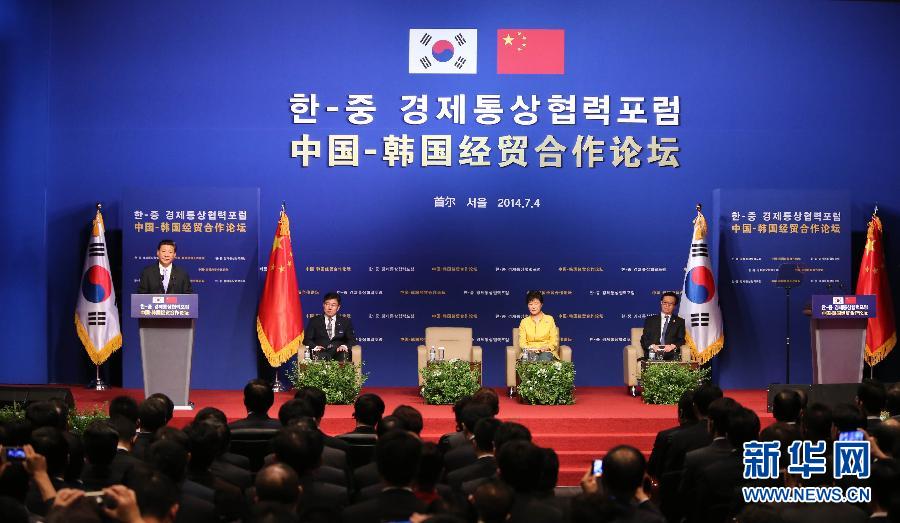 7月4日，國(guó)家主席習(xí)近平在首爾與韓國(guó)總統(tǒng)樸槿惠共同出席中韓經(jīng)貿(mào)合作論壇。習(xí)近平發(fā)表題為《攜手合作，共創(chuàng)未來》的重要講話。 新華社記者蘭紅光 攝  