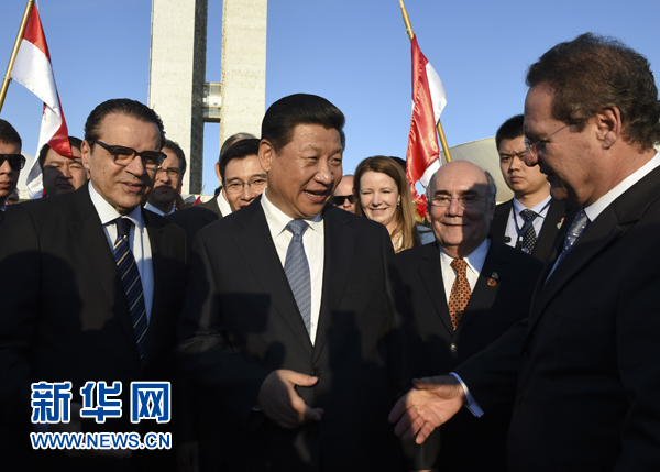 7月16日，國家主席習(xí)近平在巴西利亞會見巴西參議長卡列羅斯（前右）和眾議長阿爾維斯（前左）。 新華社記者 李學(xué)仁 攝 