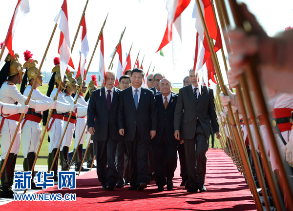 7月16日，國家主席習(xí)近平在巴西利亞會見巴西參議長卡列羅斯和眾議長阿爾維斯。這是習(xí)近平步入國會大廈。 新華社記者 劉建生 攝 