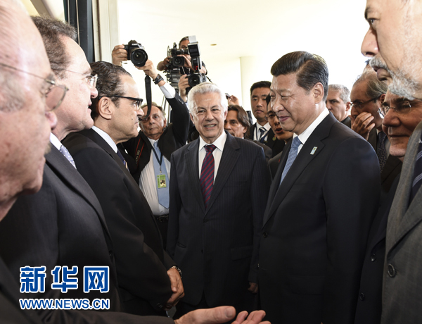 7月16日，國家主席習(xí)近平在巴西利亞會見巴西參議長卡列羅斯和眾議長阿爾維斯。這是兩院議長迎接習(xí)近平主席，并介紹議員代表。 新華社記者李學(xué)仁 攝 