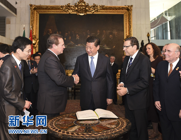 7月16日，國家主席習(xí)近平在巴西利亞會見巴西參議長卡列羅斯（前排左二）和眾議長阿爾維斯（前排右二）。 新華社記者 李學(xué)仁 攝 