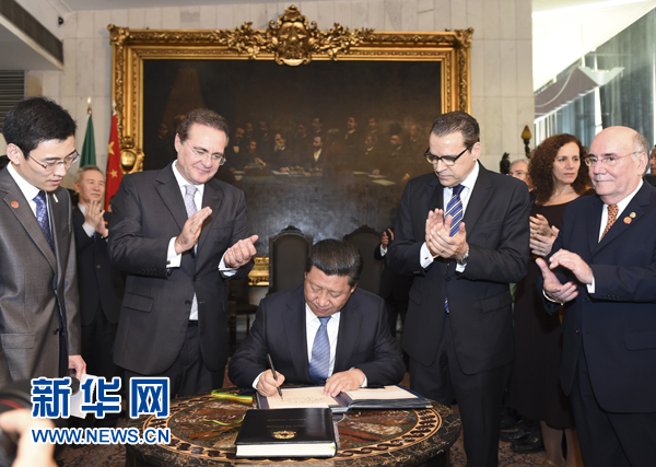 7月16日，國家主席習(xí)近平在巴西利亞會見巴西參議長卡列羅斯（前排左二）和眾議長阿爾維斯（前排右二）。這是習(xí)近平應(yīng)邀為參眾兩院題詞。新華社記者 李學(xué)仁 攝 