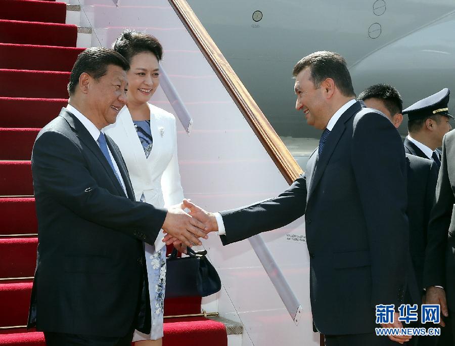 9月11日，國家主席習(xí)近平抵達(dá)杜尚別，應(yīng)塔吉克斯坦總統(tǒng)拉赫蒙邀請，出席上海合作組織成員國元首理事會第十四次會議并對塔吉克斯坦進(jìn)行國事訪問。習(xí)近平和夫人彭麗媛在機(jī)場受到塔吉克斯坦總理拉蘇爾佐達(dá)等熱情迎接。新華社記者 鞠鵬 攝 