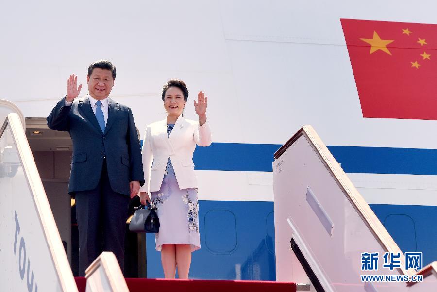 9月11日，中國國家主席習(xí)近平抵達(dá)杜尚別，應(yīng)塔吉克斯坦總統(tǒng)拉赫蒙邀請，出席上海合作組織成員國元首理事會第十四次會議并對塔吉克斯坦進(jìn)行國事訪問。這是習(xí)近平和夫人彭麗媛走出機(jī)艙。新華社記者 馬占成 攝 