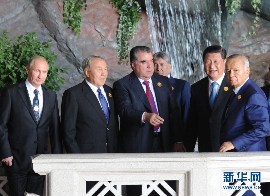 9月12日，上海合作組織成員國元首理事會(huì)第十四次會(huì)議在塔吉克斯坦首都杜尚別舉行。國家主席習(xí)近平出席會(huì)議并發(fā)表重要講話。這是習(xí)近平同其他成員國元首親切交談。新華社記者謝環(huán)馳攝 