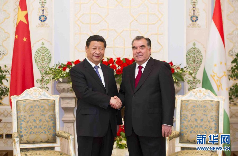 9月13日，國(guó)家主席習(xí)近平在杜尚別同塔吉克斯坦總統(tǒng)拉赫蒙舉行會(huì)談。 新華社記者黃敬文攝 