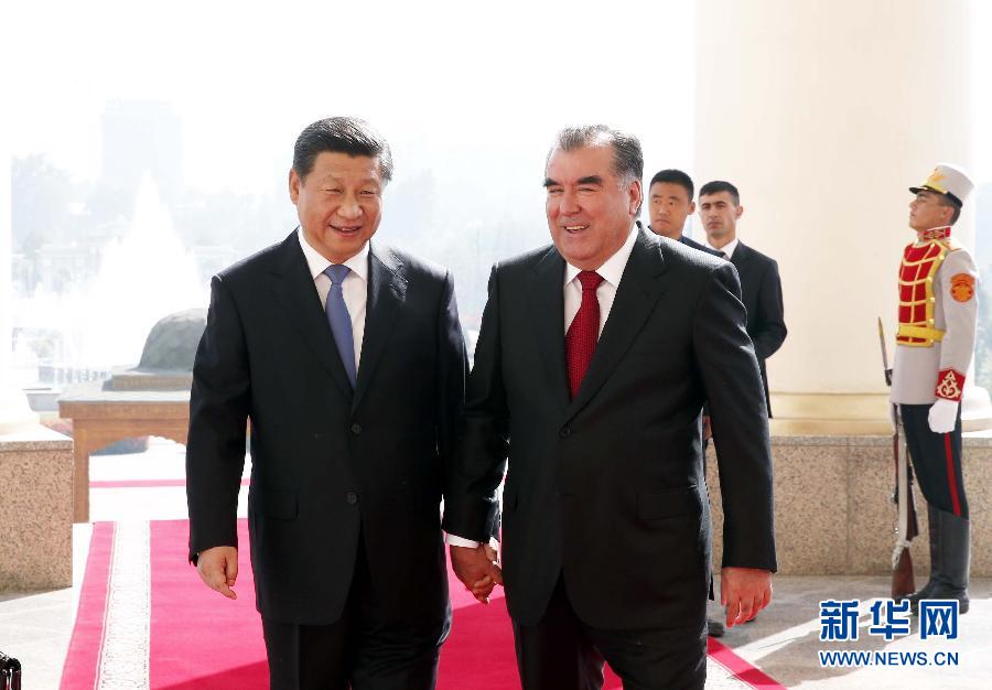 9月13日，國(guó)家主席習(xí)近平在杜尚別同塔吉克斯坦總統(tǒng)拉赫蒙舉行會(huì)談。 這是會(huì)談開始前，兩國(guó)元首步入會(huì)談大廳。 新華社記者鞠鵬攝 