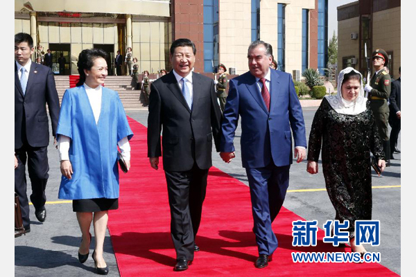 9月14日，國家主席習(xí)近平結(jié)束對塔吉克斯坦的國事訪問，乘坐專機(jī)離開杜尚別。拉赫蒙總統(tǒng)夫婦專程到機(jī)場為習(xí)近平和夫人彭麗媛送行。新華社記者 鞠鵬 攝 