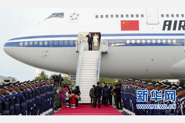 9月14日，國家主席習(xí)近平抵達(dá)馬累，開始對馬爾代夫進行國事訪問。習(xí)近平和夫人彭麗媛在機場受到馬爾代夫總統(tǒng)亞明夫婦的熱情迎接。新華社記者 張鐸 攝