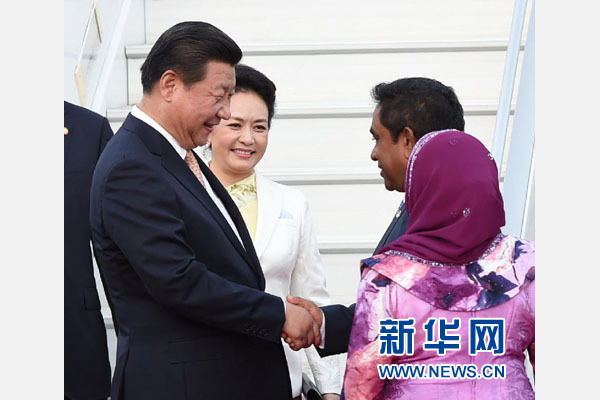  9月14日，國家主席習(xí)近平抵達(dá)馬累，開始對馬爾代夫進行國事訪問。習(xí)近平和夫人彭麗媛在機場受到馬爾代夫總統(tǒng)亞明夫婦的熱情迎接。新華社記者 馬占成 攝 