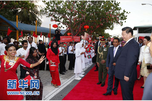  9月14日，國家主席習(xí)近平抵達(dá)馬累，開始對馬爾代夫進行國事訪問。習(xí)近平和夫人彭麗媛在機場受到馬爾代夫總統(tǒng)亞明夫婦的熱情迎接。新華社記者 鞠鵬 攝 