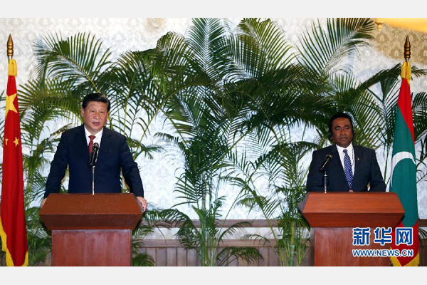 9月15日，國家主席習(xí)近平在馬累與馬爾代夫總統(tǒng)亞明共同會見記者。 新華社記者 鞠鵬 攝