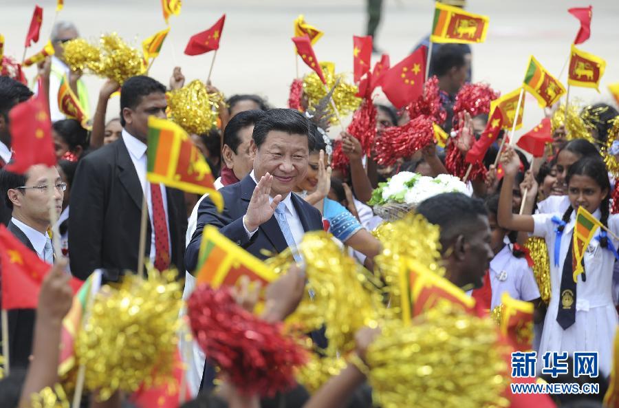  9月16日，國家主席習(xí)近平抵達(dá)科倫坡，開始對(duì)斯里蘭卡進(jìn)行國事訪問。在班達(dá)拉奈克國際機(jī)場(chǎng)，習(xí)近平和夫人彭麗媛受到拉賈帕克薩總統(tǒng)夫婦熱情迎接。新華社記者謝環(huán)馳攝 