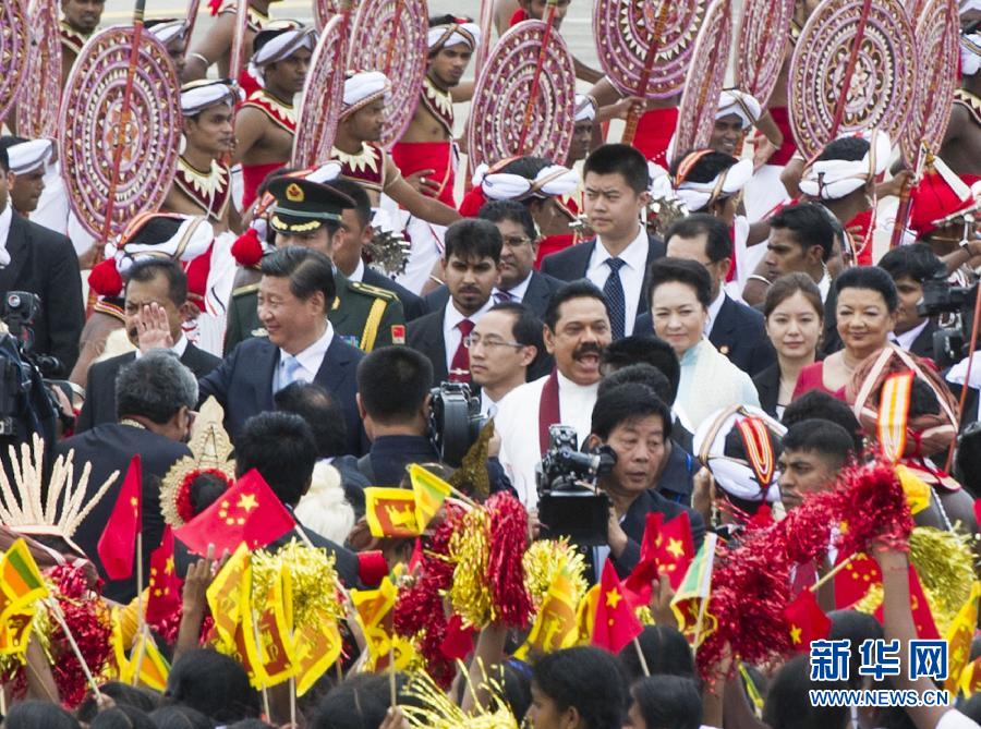 9月16日，國家主席習(xí)近平抵達(dá)科倫坡，開始對(duì)斯里蘭卡進(jìn)行國事訪問。在班達(dá)拉奈克國際機(jī)場(chǎng)，習(xí)近平和夫人彭麗媛受到拉賈帕克薩總統(tǒng)夫婦熱情迎接。新華社記者黃敬文攝 