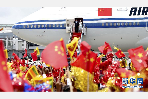 9月16日，國家主席習(xí)近平抵達(dá)科倫坡，開始對(duì)斯里蘭卡進(jìn)行國事訪問。這是習(xí)近平和夫人彭麗媛向歡迎群眾揮手致意。 新華社記者馬占成攝 