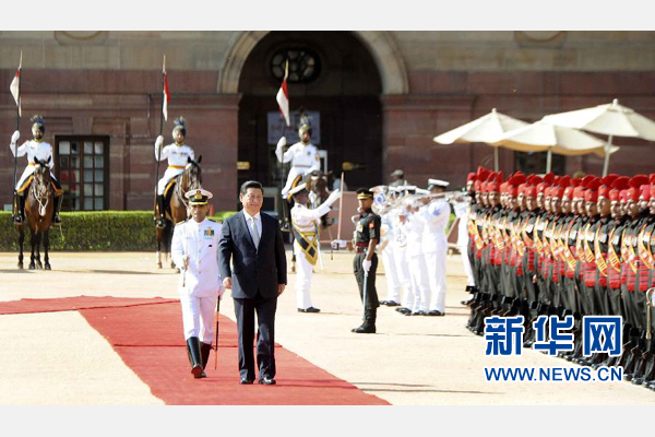 9月18日，國家主席習近平出席印度總統(tǒng)慕克吉在總統(tǒng)府舉行的隆重歡迎儀式。 新華社記者 張鐸 攝
