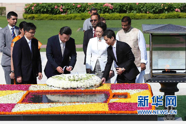 9月18日，國家主席習近平和夫人彭麗媛在新德里向甘地墓敬獻花圈。 新華社記者 龐興雷 攝