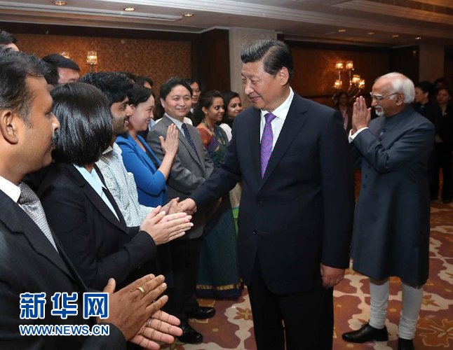 9月18日，國(guó)家主席習(xí)近平在印度世界事務(wù)委員會(huì)發(fā)表題為《攜手追尋民族復(fù)興之夢(mèng)》的重要演講。演講結(jié)束后，習(xí)近平接見(jiàn)中印兩國(guó)青年代表。新華社記者 龐興雷 攝