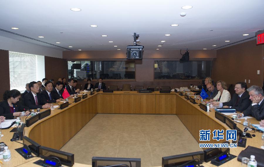  9月23日，正在紐約出席聯(lián)合國(guó)氣候峰會(huì)的國(guó)家主席習(xí)近平特使、國(guó)務(wù)院副總理張高麗在紐約聯(lián)合國(guó)總部會(huì)見(jiàn)歐盟委員會(huì)主席巴羅佐。新華社記者 王曄 攝 