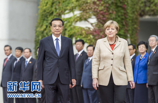 10月10日，德國(guó)總理默克爾在柏林總理府前廣場(chǎng)舉行隆重儀式，歡迎國(guó)務(wù)院總理李克強(qiáng)對(duì)德國(guó)進(jìn)行正式訪問(wèn)。 新華社記者 謝環(huán)馳 攝 
