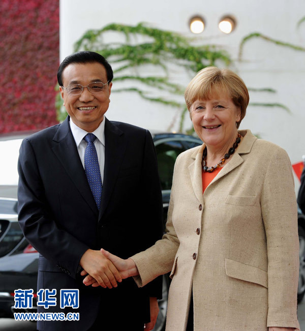 10月10日，德國(guó)總理默克爾在柏林總理府前廣場(chǎng)舉行隆重儀式，歡迎中國(guó)國(guó)務(wù)院總理李克強(qiáng)對(duì)德國(guó)進(jìn)行正式訪問(wèn)。 新華社記者 饒愛(ài)民 攝 