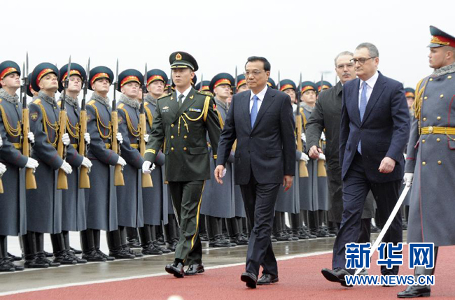 10月12日，中國國務(wù)院總理李克強(qiáng)乘專機(jī)抵達(dá)莫斯科，開始對俄羅斯進(jìn)行正式訪問并舉行中俄總理第十九次定期會晤。俄方在機(jī)場舉行隆重儀式，歡迎李克強(qiáng)總理。新華社記者 張鐸 攝