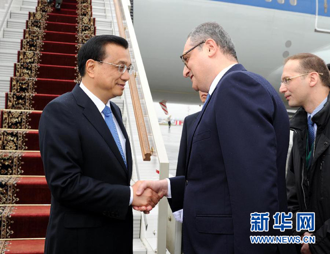 10月12日，中國國務(wù)院總理李克強(qiáng)乘專機(jī)抵達(dá)莫斯科，開始對俄羅斯進(jìn)行正式訪問并舉行中俄總理第十九次定期會晤。俄羅斯聯(lián)邦政府高級官員到機(jī)場迎接李克強(qiáng)總理。新華社記者 饒愛民 攝