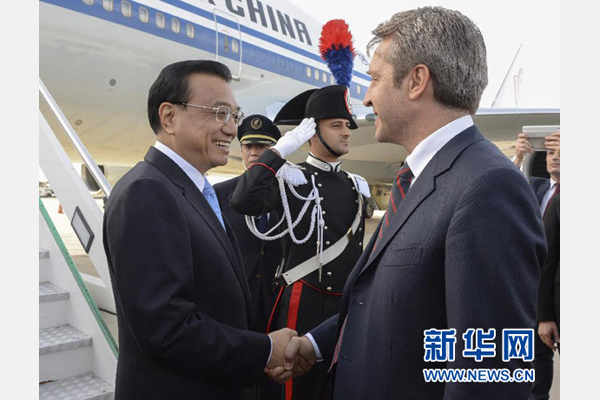 10月14日，國務(wù)院總理李克強(qiáng)乘專機(jī)抵達(dá)羅馬，開始對(duì)意大利進(jìn)行正式訪問，意大利政府高級(jí)官員到機(jī)場(chǎng)迎接。 新華社記者李學(xué)仁攝