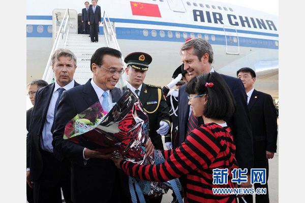 10月14日，國務(wù)院總理李克強(qiáng)乘專機(jī)抵達(dá)羅馬，開始對(duì)意大利進(jìn)行正式訪問。新華社記者 饒愛民 攝