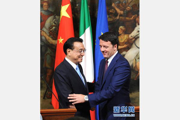 10月14日，中國國務(wù)院總理李克強(qiáng)與意大利總理倫齊在羅馬舉行會(huì)談后共同會(huì)見記者。 新華社記者 饒愛民 攝 